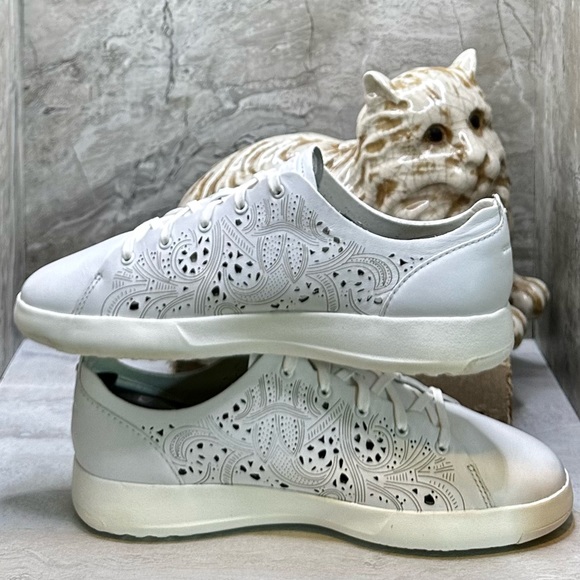 EUC Cole Haan GrandPro Laser Cut Leather Sneakers Size 9 - Picture 6 of 10